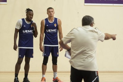 Paco García da instrucciones a sus jugadores en el entrenamiento. / PHOTOGENIC