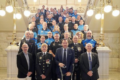Foto de familia en el Ayuntamiento de Valladolid tras el acto de posesión de la nueva intendente jefa de la Policía Local. / ICAL