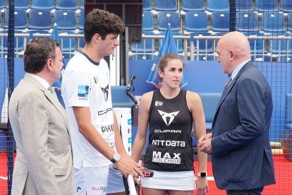 El alcalde Jesús Julio Carnero en la presentación del Master Valladolid junto a los jugadores vallisoletanos Arturo Coello y Bea Caldera y al consejero de Presidencia de la Junta Luis Miguel Gago. / PHOTOGENIC