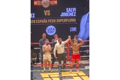 Salvi Jiménez al ser proclamado ganador del combate. / E.M.