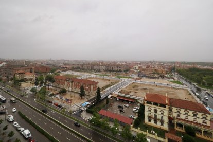 El palacete abandonado (al fondo) tiene un hermano gemelo unos metros más adelante, en la calle Arco Ladrillo esquina con General Shelly (en primer término). Ambos flanquean el pabellón central del acuartelamiento General Monasterio, levantado en los años 50 del pasado siglo. / Miguel Ángel Santos (Photogenic)
