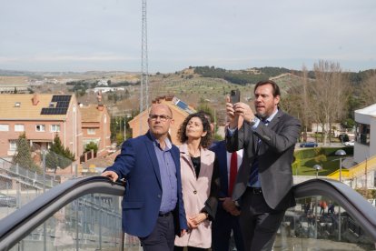 El alcalde de Valladolid, Óscar Puente, inaugura los elevadores urbanos en la ladera norte de Parquesol. -ICAL