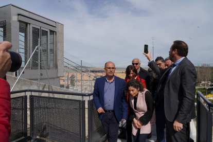 El alcalde de Valladolid, Óscar Puente, inaugura los elevadores urbanos en la ladera norte de Parquesol. -ICAL