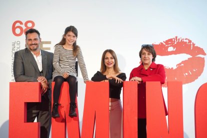 El actor Asier Etxeandia, la actriz Blanca Portillo, la directora Paula Ortiz, y Ainet Jounou en la presentación de 'Teresa'. / ICAL