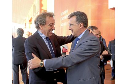 El consejero de la Presidencia y vicepresidente de la Junta de Castilla y León, José Antonio de Santiago-Juárez, y el presidente de Edigrup, José Luis Ulibarri, se saludan en el congreso ‘SomosCyL’.