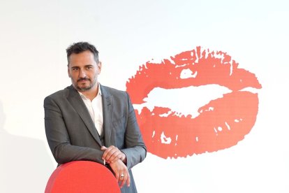 El actor de la Asier Etxeandia en la presentación de 'Teresa'. / ICAL