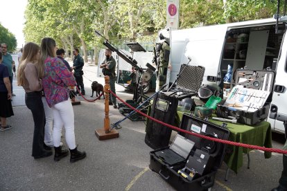 Exposición de la Guardia Civil en la acera de Recoletos.- ICAL