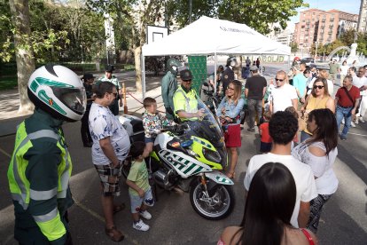 Exposición de la Guardia Civil en la acera de Recoletos.- ICAL
