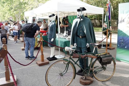 Exposición de la Guardia Civil en la acera de Recoletos.- ICAL