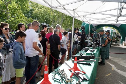 Exposición de la Guardia Civil en la acera de Recoletos.- ICAL