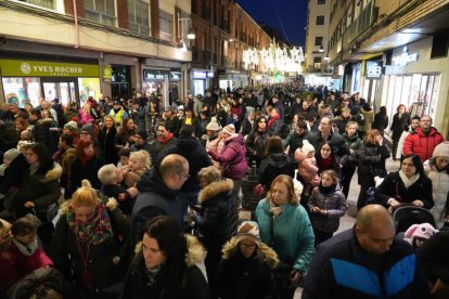 Cabalgata de Reyes Magos en la calle Mantería de Valladolid.- J. M. LOSTAU