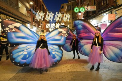 Cabalgata de Reyes Magos en la calle Mantería de Valladolid.- J. M. LOSTAU