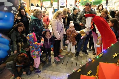 Cabalgata de Reyes Magos en la calle Mantería de Valladolid.- J. M. LOSTAU