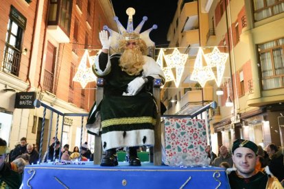 Cabalgata de Reyes Magos en la calle Mantería de Valladolid.- J. M. LOSTAU