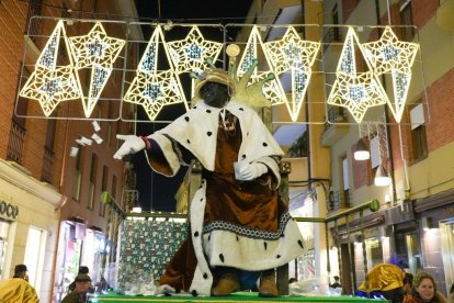 Cabalgata de Reyes Magos en la calle Mantería de Valladolid.- J. M. LOSTAU