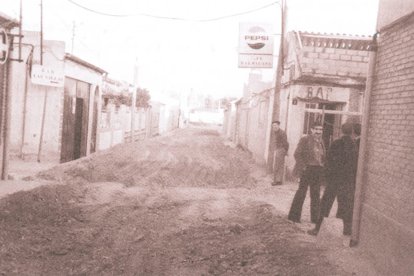 Calle sin asfaltar en el barrio Las Villas de Valladolid. | Imagen del libro 'El Lagar de Barahona' de José Antonio Gaviero