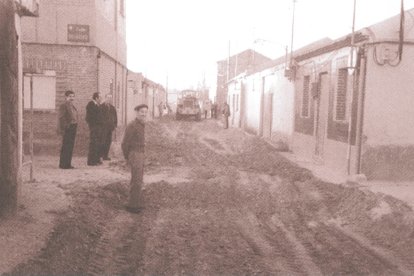 Calle sin asfaltar en el barrio Las Villas de Valladolid. | Imagen del libro 'El Lagar de Barahona' de José Antonio Gaviero