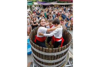 Pisada de la uva en la Fiesta de la Vendimia en Serrada. J.M. LOSTAU