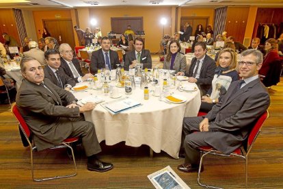 Carlos Rico (presidente de Acor), Juan Zapatero (director Fundación Villalar), Jesús Encabo (presidente Consejo de Cuentas CyL), Andrés Macario, (director general de Vacolba), Juan Carlos Suárez-Quiñones (consejero de Fomento y Medio Ambiente), Adriana Ulibarri (consejera delegada de Edigrup), Alberto Collantes (Diputación de Valladolid), María Victoria Seco (directora de telecomunicaciones Consejería de Fomento) y Alfonso Gadea (director de comunicación Vacolba).