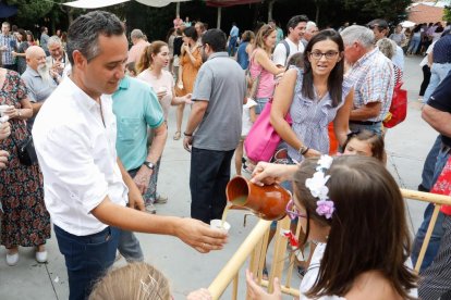Degustación del primer mosto de la cosecha de 2022 en Serrada. J.M. LOSTAU