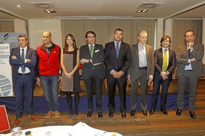 Pablo R. Lago (director de ELMUNDODECASTILLAYLEÓN), Jaume Gurt (Infojobs), Marta Panera (Showroomprive), Juan Carlos Suárez-Quiñones (consejero de Fomento), Andrés Macario (director general de Vacolba), Guy Reid (Íncipy e Inesdi), Alejandro Prado (Cetelem) e Ignacio Bruyel (Philips Lighting), al inicio del Club de Prensa de EL MUNDO DE CASTILLA Y LEÓN, donde se repasaron las mejores estrategias y expansión de las empresas en el mundo de la venta online.
