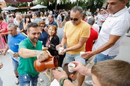 Degustación del primer mosto de la cosecha de 2022 en Serrada. J.M. LOSTAU