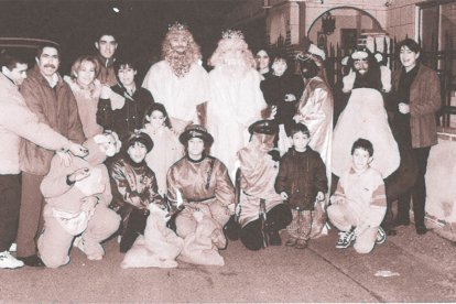 Los Reyes Magos, junto a varios vecinos del barrio Las Villas de Valladolid. | Imagen del libro 'El Lagar de Barahona' de José Antonio Gaviero