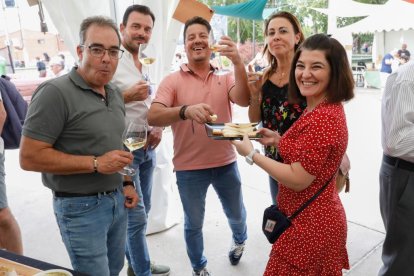 Cata de quesos en la Fiesta de la Vendimia en Serrada. J.M. LOSTAU