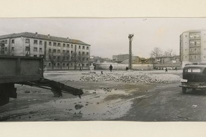 La Plaza de los Vadillos en los años 20 del siglo XX, a juzgar por el vehículo tipo ‘Austin 7’ y la matrícula de cinco dígitos, vigente en España hasta 1926. Aparece el cuartel de la Guardia Civil al fondo, en la actualidad en estado de abandono. ARCHIVO MUNICIPAL