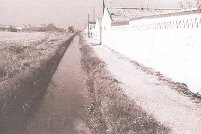 Acequia en el barrio Las Villas de Valladolid. | Imagen del libro 'El Lagar de Barahona' de José Antonio Gaviero