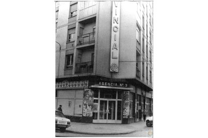 Fachada de la Caja de Ahorros Provincial en su sucursal número 3. Años 70. ARCHIVO MUNICIPAL