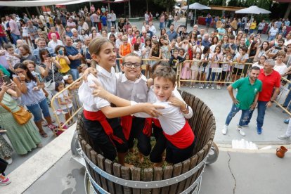Pisado de la uva en la Fiesta de la vendimia en la Serrada. J.M. Lostau