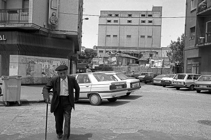 Antigua fábrica de cervezas 'Cruz Blanca' en la calle Santa Lucía, poco antes de ser demolida. Junio de 1990. J. M. LOSTAU