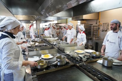 Alumnos del IES Diego de Praves de Valladolid cocinan recetas con patatas en su centro.- ICAL