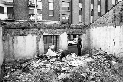 Foto parcial del gran solar que permaneció durante décadas en ruinas en la calle Santa Lucía y cuyas tapias dividían la calle Verbena. Junio de 1990. J. M. LOSTAU