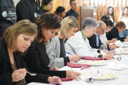 Alumnos del IES Diego de Praves de Valladolid cocinan recetas con patatas en su centro.- ICAL