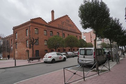 Calle Silió en la actualidad, con la antigua nave de la fábrica rehabilitada.- J.M. LOSTAU