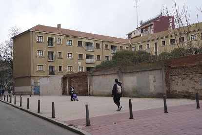 Antigua casa cuartel de la Guardia Civil desde la calle del Doctor Montero en el barrio Vadillos.- J.M. LOSTAU