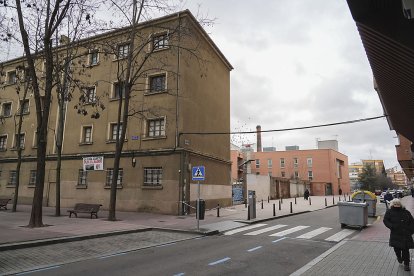 Antigua casa cuartel de la Guardia Civil desde la calle del Doctor Montero. J. M. LOSTAU