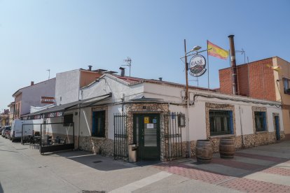 Restaurante Mi Casa en el cruce de las calles Villabrágima y Villafuerte en el barrio de Las Villas. J.M. LOSTAU
