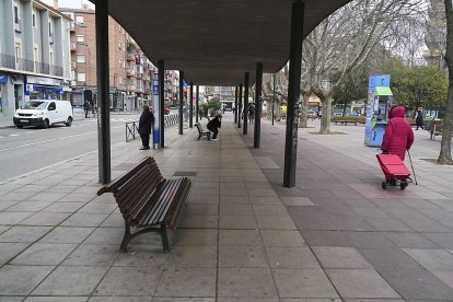 Bancos y zonas a cubierto en la Plaza de los Vadillos. J.M. LOSTAU