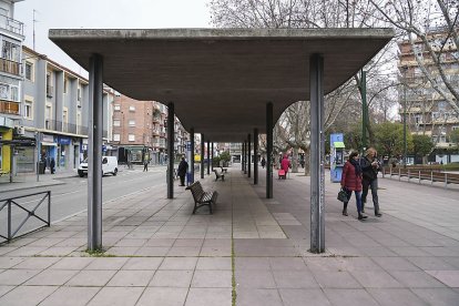 Bancos y zonas a cubierto en la Plaza de los Vadillos. J.M. LOSTAU