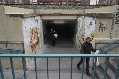 Túnel que une la calle de la Vía con la calle de la Salud en el barrio Vadillos.- J.M. LOSTAU