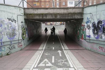 Túnel que une la calle de la Vía con la calle de la Salud al lado del paseo del cauce en el barrio Vadillos.- J.M. LOSTAU
