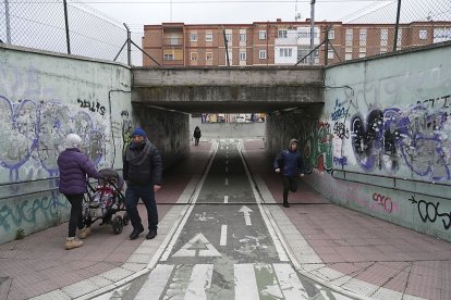 Túnel que une la calle de la Vía con la calle de la Salud al lado del paseo del cauce en el barrio Vadillos.- J.M. LOSTAU