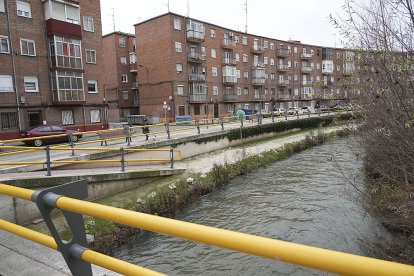 Paseo del cauce a su paso por el barrio Vadillos.- J.M. LOSTAU