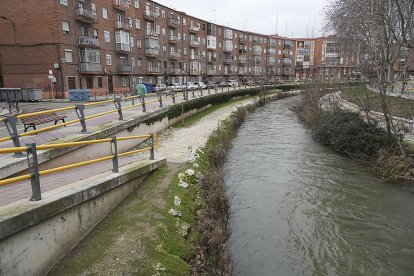 Paseo del cauce en el barrio Vadillos.- J.M. LOSTAU