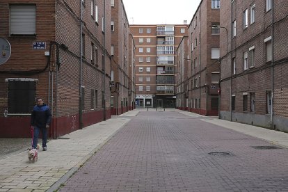 Paseo central entre las calles Juan Ramón Jiménez, Bécquer y Azorín. J.M. LOSTAU