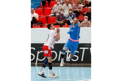 Recoletas Atlético Valladolid - Balonmano Nava. / PHOTOGENIC