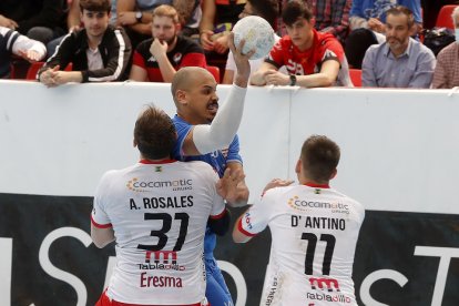 Recoletas Atlético Valladolid - Balonmano Nava. / PHOTOGENIC